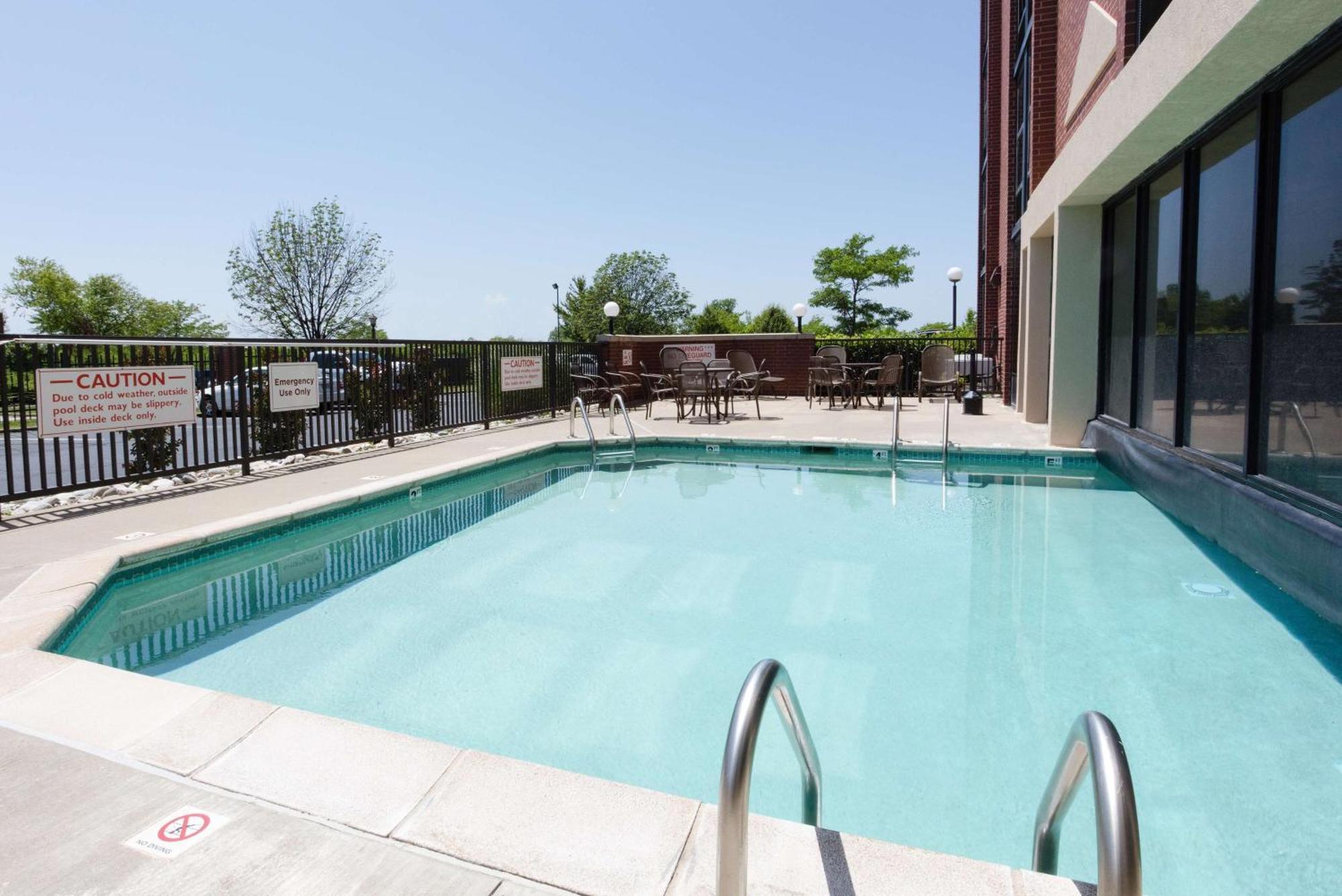 Drury Inn & Suites Kansas City Airport ภายนอก รูปภาพ