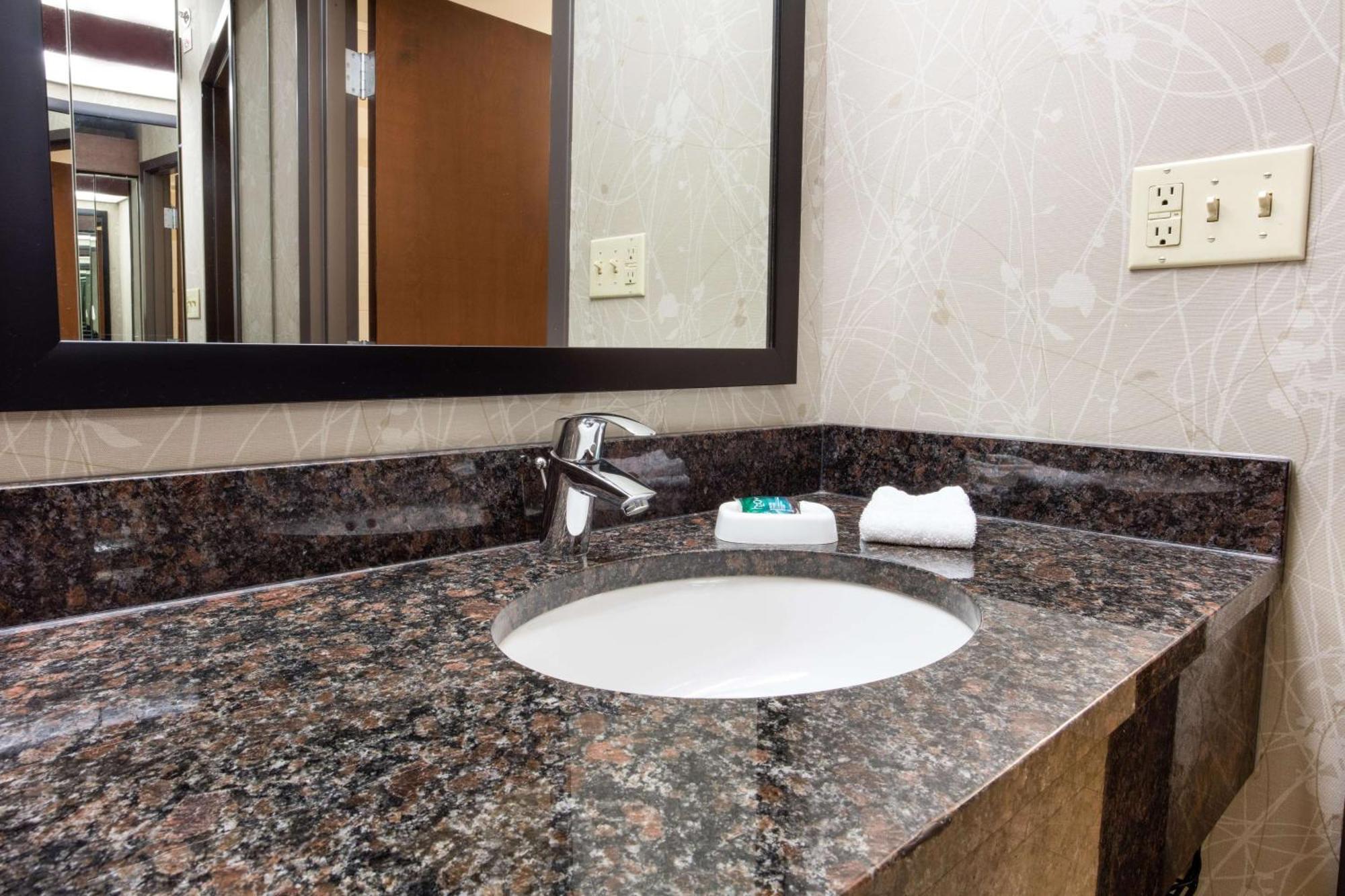 Drury Inn & Suites Kansas City Airport ภายนอก รูปภาพ