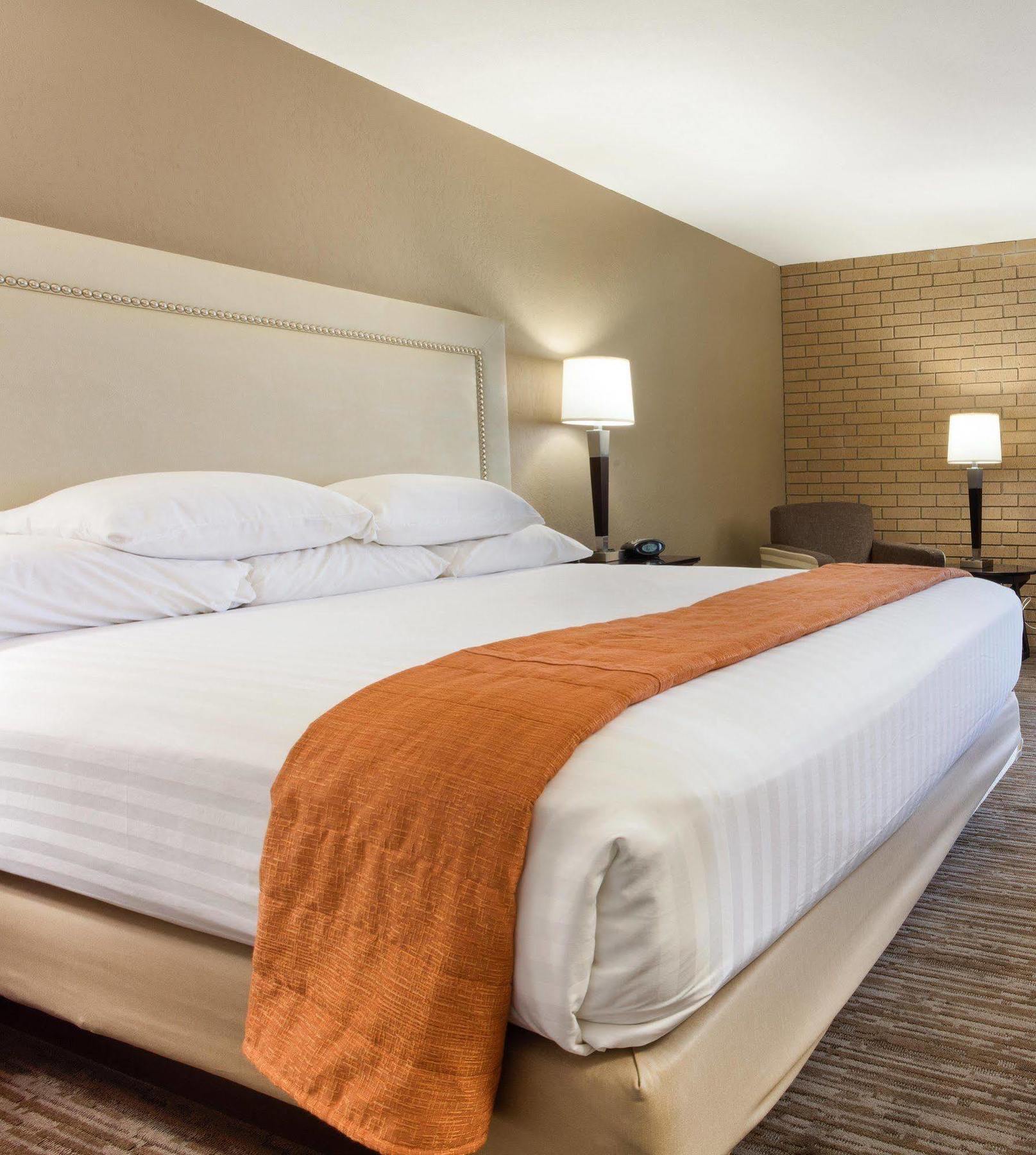 Drury Inn & Suites Kansas City Airport ภายนอก รูปภาพ